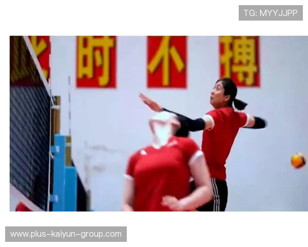 上海女排在对抗训练中展现出较强后排覆盖能力